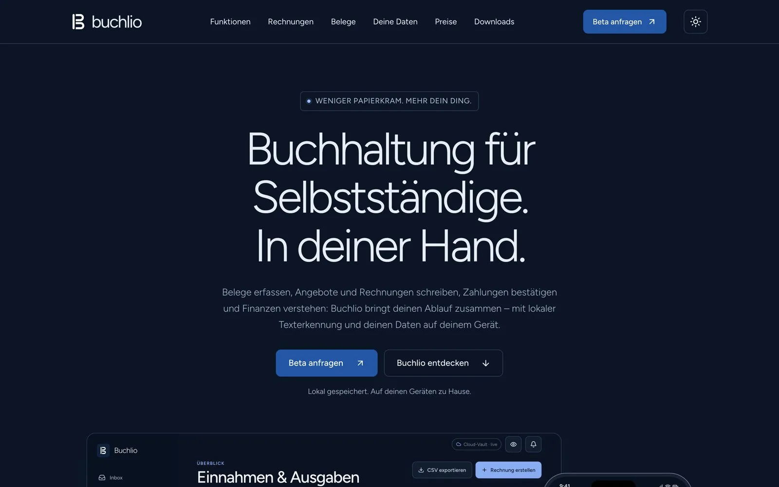 Website von Buchlio mit der Überschrift „Buchhaltung für Selbstständige. In deiner Hand.“ und einer Vorschau der App